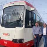 Thomas Steinröder und Ralf Habbes von DSW21 stehen neben einer von der Firma HeiterBlick neugebauten Stadtbahn auf dem Betriebshof in Dorstfeld.
