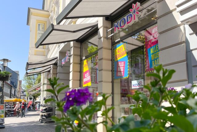 Mit unübersehbaren Hinweisen auf den schließungsbedingten Räumungsverkauf lockt Kodi Schnäppchenjäger in die Unnaer Filiale.