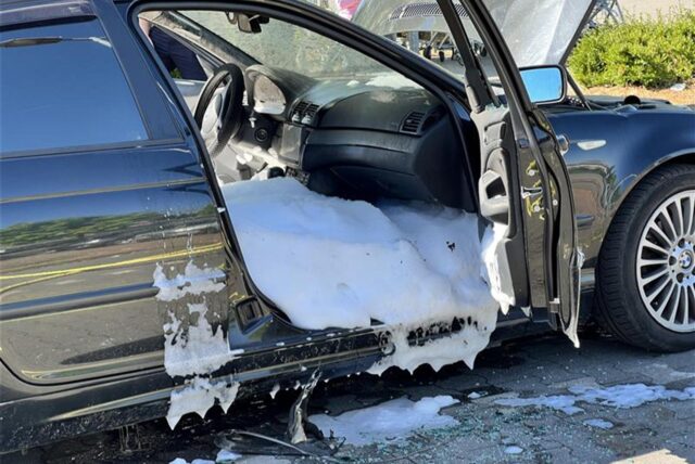 Der Innenraum eines schwarzen BMW ist mit Schaum geflutet.