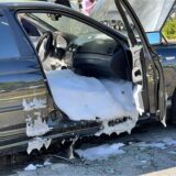 Der Innenraum eines schwarzen BMW ist mit Schaum geflutet.