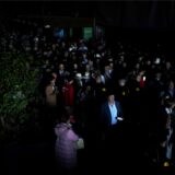 Zuschauer in einem dunklen Tunnel auf dem Turniergelände.