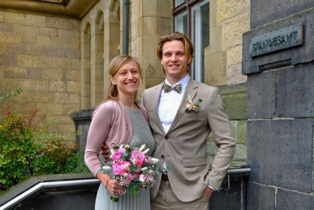 Jenny Laureen Fiegler und Florian Zellin auf der Rathaustreppe