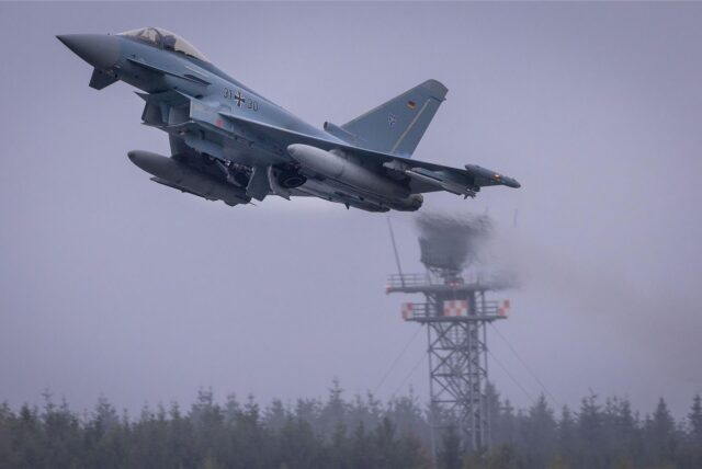 Einer von insgesamt sechs Eurofightern der Bundeswehr startet im Oktober 2023 zu einem mehrstündigen Flug zu einer Militärübung nach Jordanien.