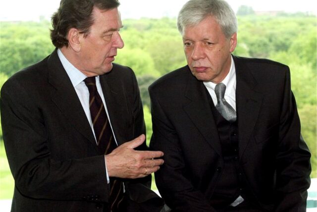 Der damalige Bundeskanzler Gerhard Schröder (l) unterhält sich zu Beginn einer Kabinettssitzung mit dem damaligen Bundeswirtschaftsminister Werner Müller.