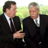 Der damalige Bundeskanzler Gerhard Schröder (l) unterhält sich zu Beginn einer Kabinettssitzung mit dem damaligen Bundeswirtschaftsminister Werner Müller.