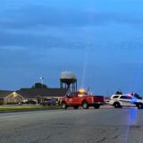 Rettungsfahrzeuge blockieren eine Straße, die zu einem Schulgebäude führt, in das ein Auto gefahren wurde, wobei mehrere Menschen getötet und andere verletzt wurden.