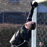 Pierre Goldhahn streckt sich nach einem Ball, der über die Latte fliegt.