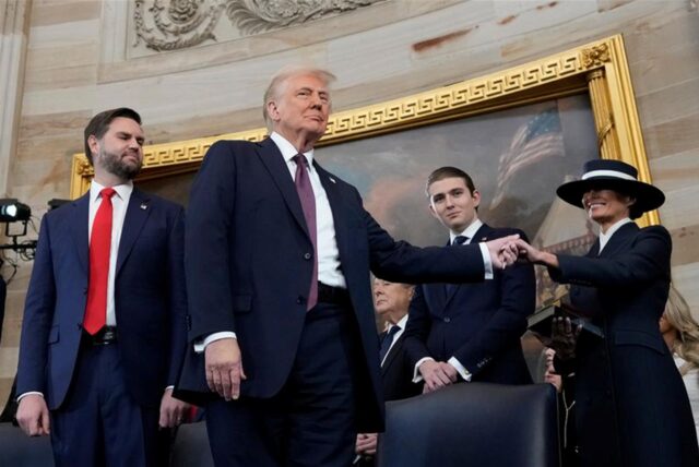 Präsident Donald Trump, Mitte, hält die Hand seiner Frau Melania Trump, rechts, während ihr Sohn Barron Trump, Mitte, und Vizepräsident JD Vance nach der Vereidigung, während der 60. Amtseinführung des Präsidenten in der Rotunde des US-Kapitols in Washington zu sehen sind.