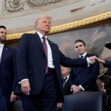 Präsident Donald Trump, Mitte, hält die Hand seiner Frau Melania Trump, rechts, während ihr Sohn Barron Trump, Mitte, und Vizepräsident JD Vance nach der Vereidigung, während der 60. Amtseinführung des Präsidenten in der Rotunde des US-Kapitols in Washington zu sehen sind.