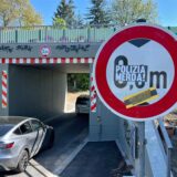 Vor der Unterführung unter der Eisenbahnlinie an der Mühlenstraße in Unna weist ein Schild die maximale Durchfahrthöhe aus. Allerdings ist es nicht mehr lesbar, weil Unbekannte zwei Aufkleber darauf geklebt haben.