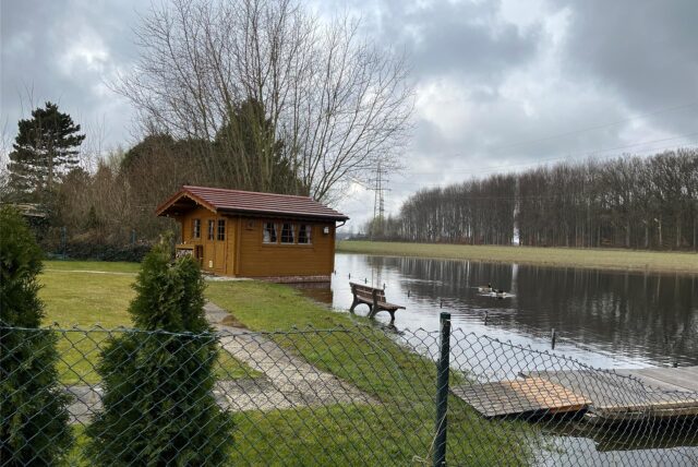 Das Wasser des Waldsees hat schon ein Wohngrundstück erreicht.