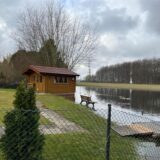 Das Wasser des Waldsees hat schon ein Wohngrundstück erreicht.