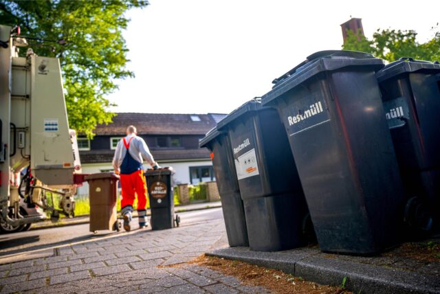 Restmüll und Biomüll wird von der Müllabfuhr abgeholt.