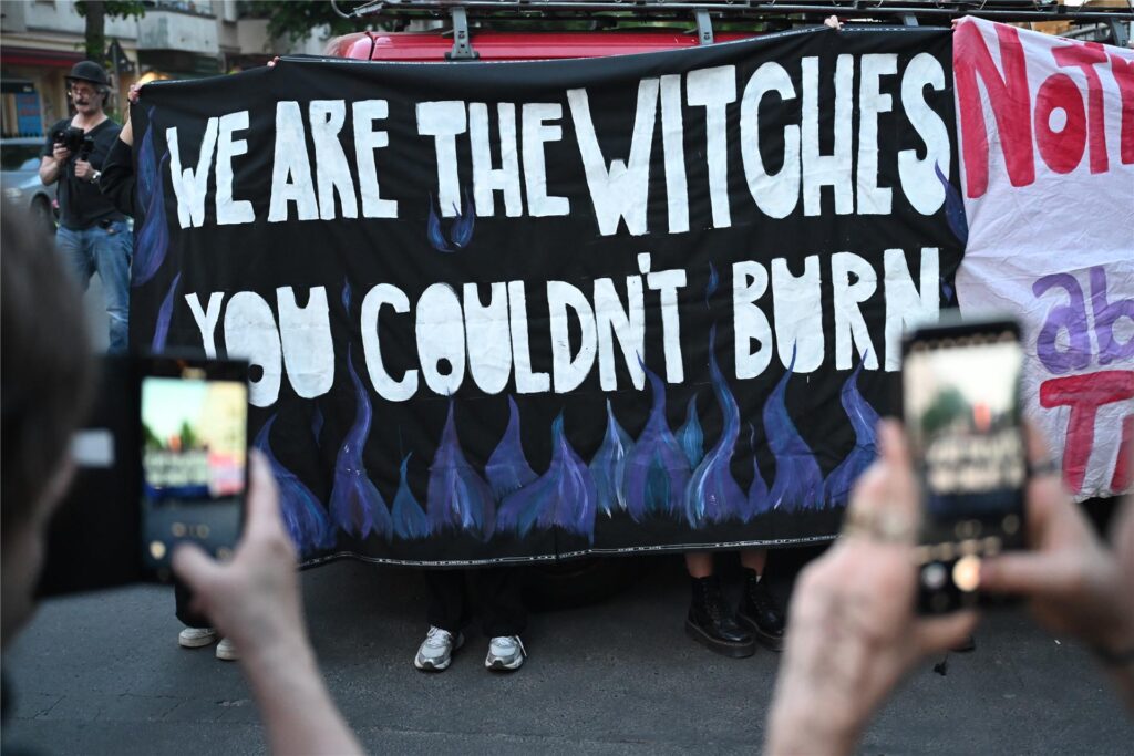 Bei einer Walpurgisnacht-Demonstration steht Bei einer Walpurgisnacht-Demonstration steht