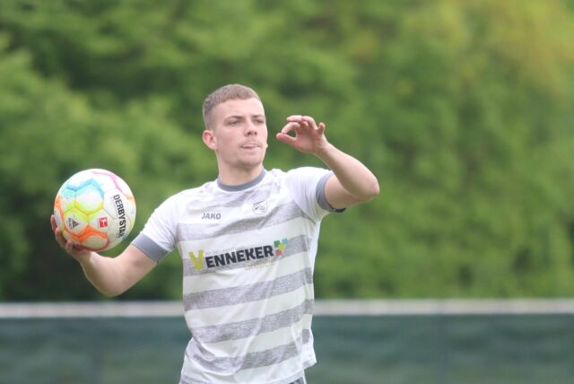 COn Lappen wirft den Ball ein.