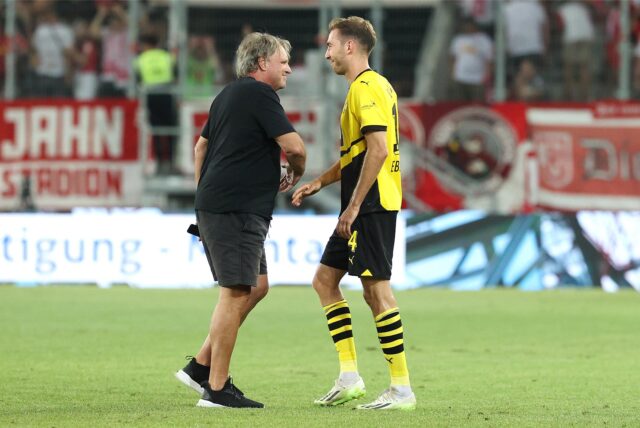 Ingo Preuß, Sportlicher Leiter der BVB-U23, und Routinier Michael Eberwein unterhalten sich auf dem Rasen.