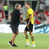 Ingo Preuß, Sportlicher Leiter der BVB-U23, und Routinier Michael Eberwein unterhalten sich auf dem Rasen.