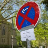 An der Goethestraße in Holzwickede weisen Schilder auf die Parksperrung hin.