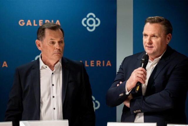 Investor Bernd Beetz (l) und der damalige CEO Olivier Van den Bossche auf einer Pressekonferenz im April 2024.