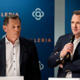 Investor Bernd Beetz (l) und der damalige CEO Olivier Van den Bossche auf einer Pressekonferenz im April 2024.