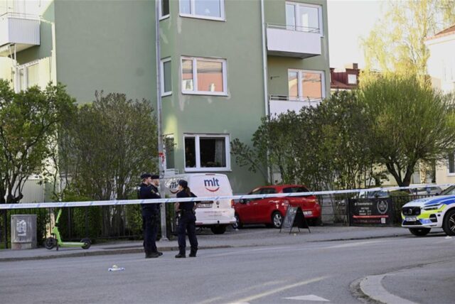 Ein Polizeiauto steht in der Altstadt von Stockholm.