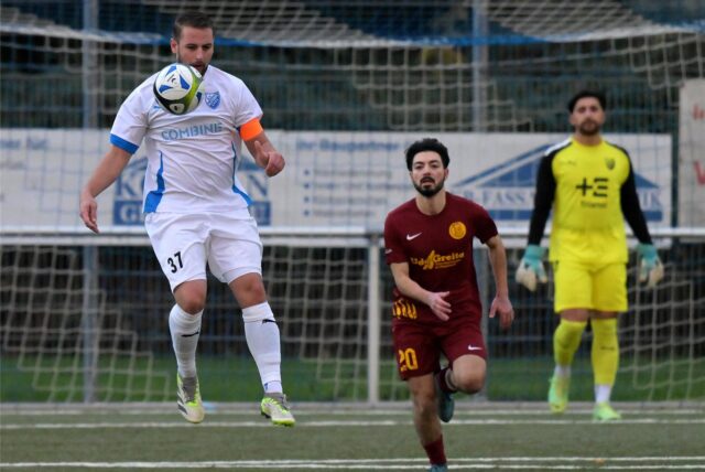Nico Stork (l.) nimmt den Ball in der Luft mit der Brust an.