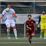 Nico Stork (l.) nimmt den Ball in der Luft mit der Brust an.