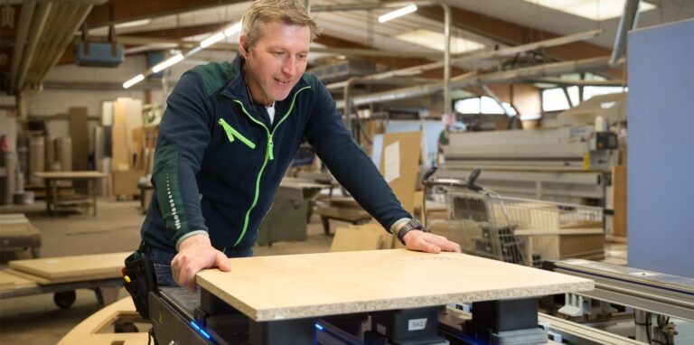 Regelmäßig bearbeitet Dmytro Zalotok Holzbretter und -platten am CNC-Bearbeitungszentrum.