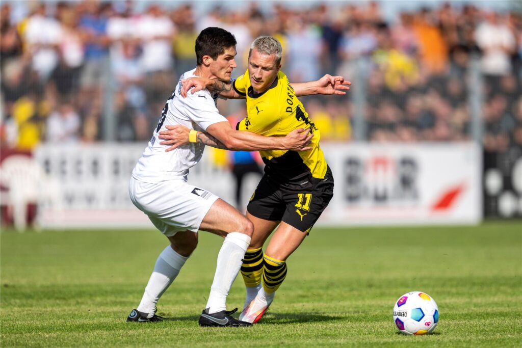 Tim Neumann im Zweikampf mit Marco Reus von Borussia Dortmund