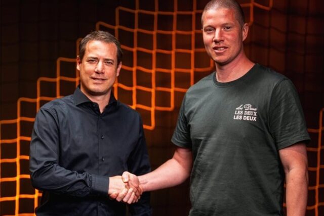 Lars Ricken und Mike Tullberg geben sich die Hand.
