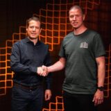 Lars Ricken und Mike Tullberg geben sich die Hand.