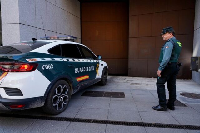 Spanische Polizisten haben drei Kinder befreit, die von ihren deutschen Eltern jahrelang zu Hause in der nordspanischen Stadt Oviedo eingesperrt worden waren.