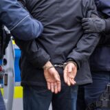 Die Polizei nimmt einen Mann fest.