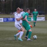 Zwei Fußballer spielen den Ball.