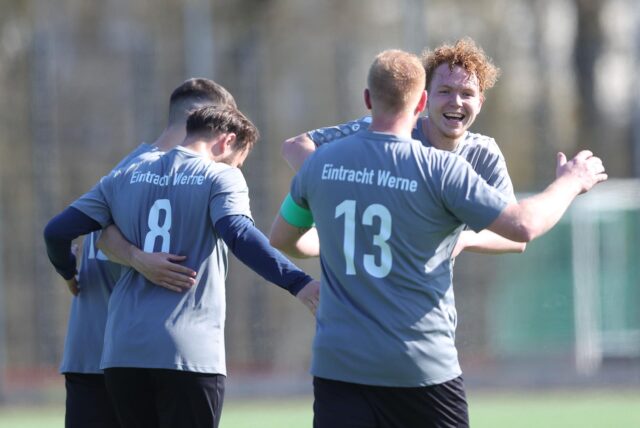 Benjamin Reimann, Kapitän von Eintracht Werne II, jubelt mit seinen Team-Kollegen.