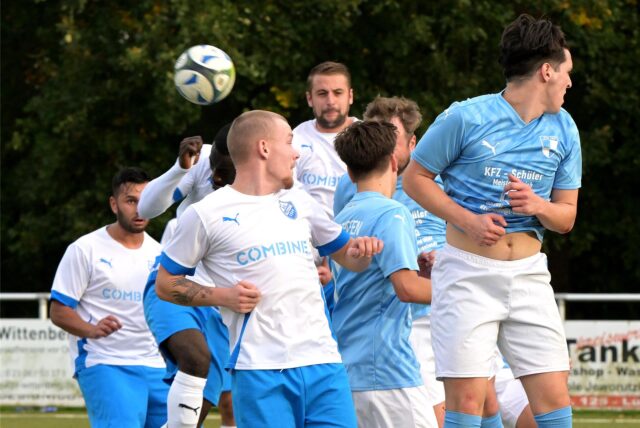 Kopfballduell zwischen BW Alstedde und SV Berghofen