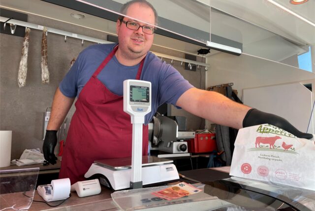 Carsten Walter an seinem neuen Fleisch- und Wurststand auf dem Lütgendortmunder Wochenmarkt.