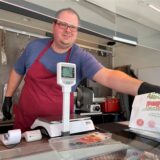 Carsten Walter an seinem neuen Fleisch- und Wurststand auf dem Lütgendortmunder Wochenmarkt.