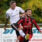 Oliver Hilkenbach in einem Zweikampf mit einem Spieler des VfL Hörde