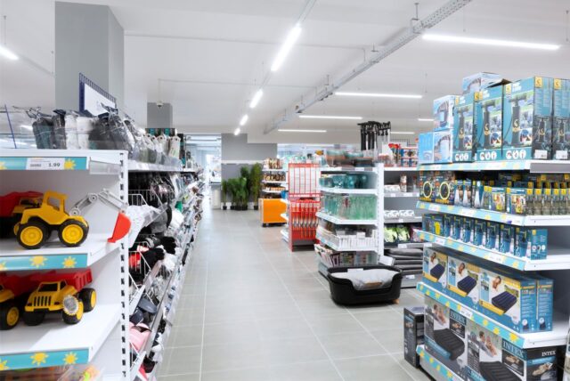 Ein Blick in einen Action-Markt ohne Kunden zeigt akkurat eingeräumte Warenregale etwa mit Spielzeug und Camping-Artikeln.