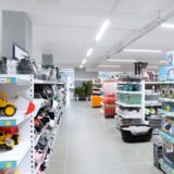Ein Blick in einen Action-Markt ohne Kunden zeigt akkurat eingeräumte Warenregale etwa mit Spielzeug und Camping-Artikeln.