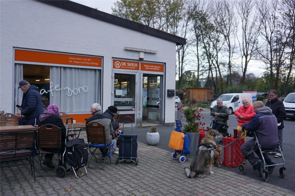 Bei der Zentrale der Unnaer Tafel in Königsborn braucht man nicht allzu genau hinzusehen, um festzustellen, dass die Liegenschaft einmal ein Aldi-Markt war. Bei der Zentrale der Unnaer Tafel in Königsborn braucht man nicht allzu genau hinzusehen, um festzustellen, dass die Liegenschaft einmal ein Aldi-Markt war.