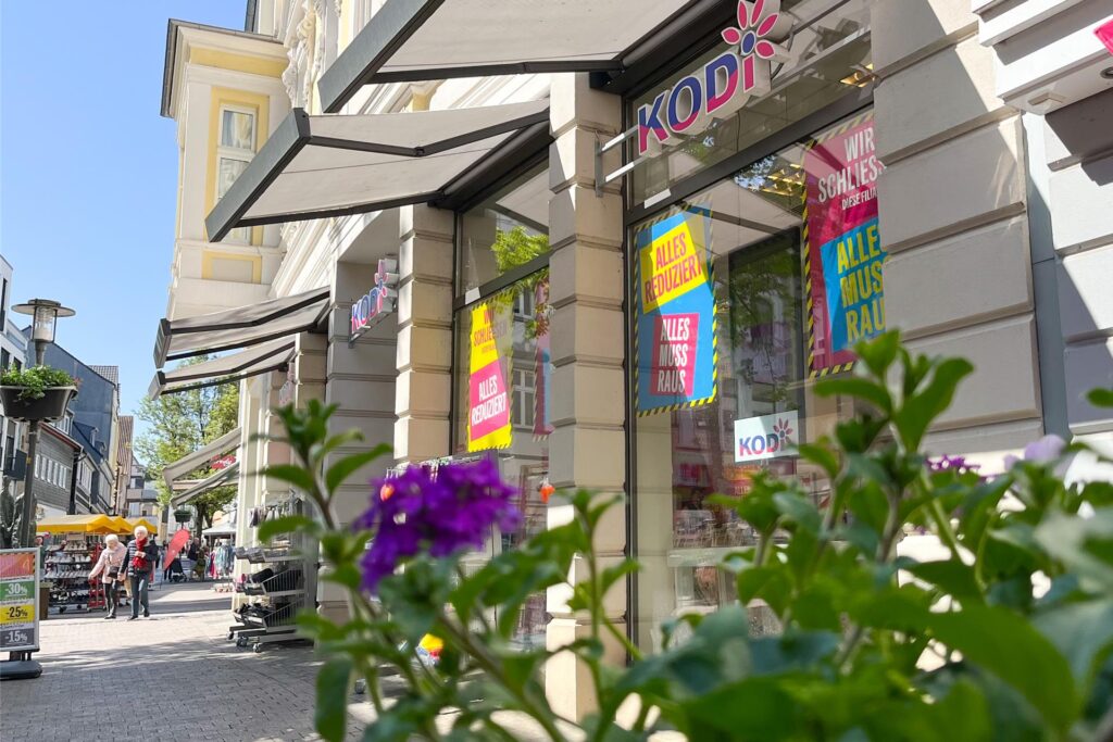 In den Scheiben der Kodi-Filiale in Unna hängen Schilder, die auf einen anstehenden Räumungsverkauf hinweisen. In den Scheiben der Kodi-Filiale in Unna hängen Schilder, die auf einen anstehenden Räumungsverkauf hinweisen.
