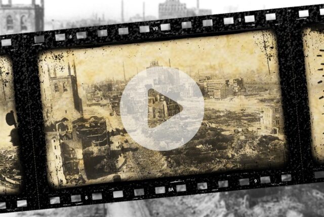 Das historische Bild zeigt die Zerstörungen entlang der Kampstraße mit der Ruine der Petrikirche.
