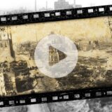 Das historische Bild zeigt die Zerstörungen entlang der Kampstraße mit der Ruine der Petrikirche.