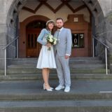 Zwei Menschen stehen vor dem Rathaus in Recklinghausen kurz vor der Hochzeit.