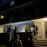 Feuerwehrleute vor der betroffenen Wohnung. Es wird kräftig gelüftet.