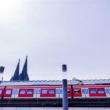 Eine Regionalbahn der Deutschen Bahn (DB) fährt vor der Kulisse des Kölner Doms in den Hauptbahnhof ein. Schwere Zeit für Pendler: Am Kölner Hbf fährt kaum ein Zug.