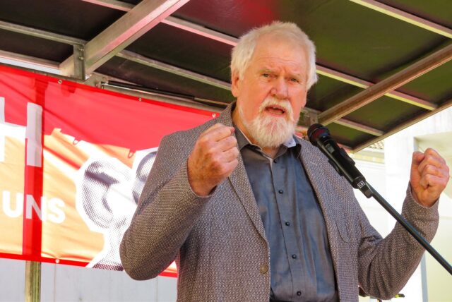 Alt-Präses Alfred Buß hält mit geballten und nach vorn gereckten Fäusten eine aufrüttelnde Rede auf der Maikundgebung des DGB in Unna.