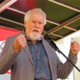 Alt-Präses Alfred Buß hält mit geballten und nach vorn gereckten Fäusten eine aufrüttelnde Rede auf der Maikundgebung des DGB in Unna.